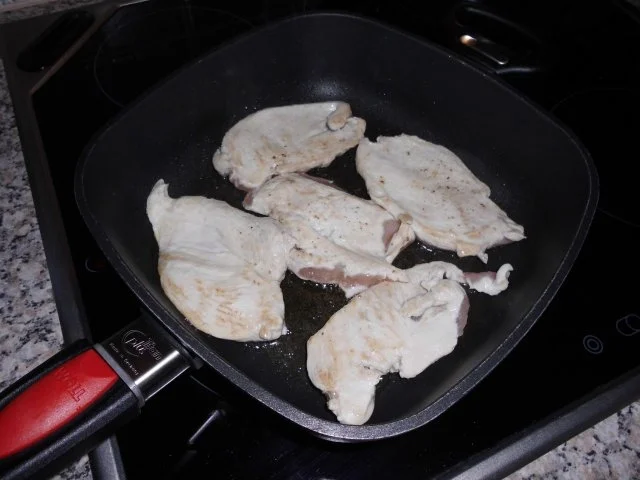 Hähnchenbrust mit Kräuterhaube auf Zucchinischaum>> - Rezept - Bild Nr. 3