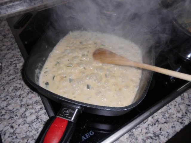 Hähnchenbrust mit Kräuterhaube auf Zucchinischaum>> - Rezept - Bild Nr. 4