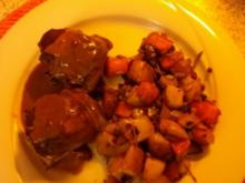 Schweinefiletpäckchen mit Schafskäse  in Rotweinjus mit Rosmarin-Karotten-Kartoffeln - Rezept