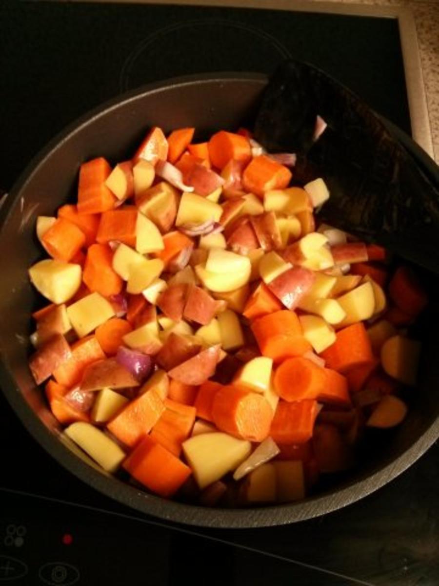 Schweinefiletpäckchen mit Schafskäse  in Rotweinjus mit Rosmarin-Karotten-Kartoffeln - Rezept - Bild Nr. 2