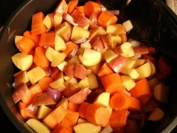 Schweinefiletpäckchen mit Schafskäse  in Rotweinjus mit Rosmarin-Karotten-Kartoffeln - Rezept - Bild Nr. 2