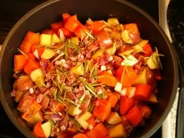 Schweinefiletpäckchen mit Schafskäse  in Rotweinjus mit Rosmarin-Karotten-Kartoffeln - Rezept - Bild Nr. 3