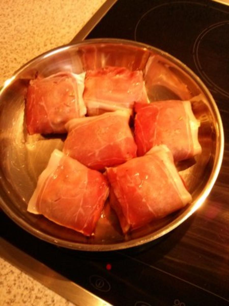 Schweinefiletpäckchen mit Schafskäse  in Rotweinjus mit Rosmarin-Karotten-Kartoffeln - Rezept - Bild Nr. 5