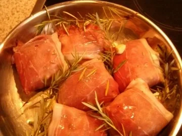 Schweinefiletpäckchen mit Schafskäse  in Rotweinjus mit Rosmarin-Karotten-Kartoffeln - Rezept - Bild Nr. 6