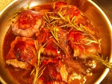 Schweinefiletpäckchen mit Schafskäse  in Rotweinjus mit Rosmarin-Karotten-Kartoffeln - Rezept - Bild Nr. 7