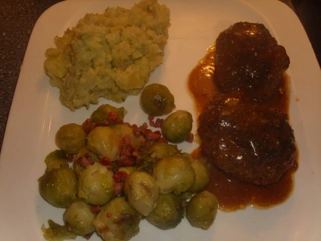 Rezept: Kartoffel-Rosenkohl Püree mit Frikadellen Kartoffel-Rosenkohl Püree mit Frikadellen - Rezept