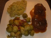 Kartoffel-Rosenkohl Püree mit Frikadellen - Rezept