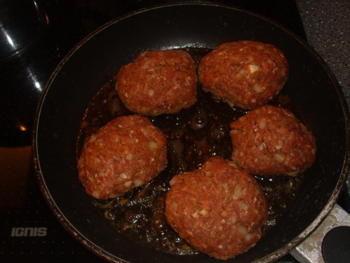 Kartoffel-Rosenkohl Püree mit Frikadellen - Rezept - kochbar.de