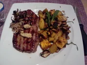 HERBSTSTEAK VOM OCHSEN AUF HALLOWEEN-ART Ochsensteak mit Herbstgemüse - Rezept