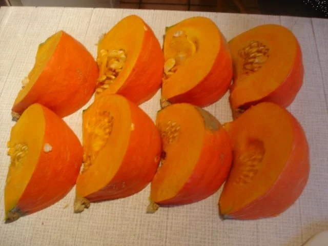 Kürbissuppe mit Kokosmilch und Möhrenblüten - Rezept - Bild Nr. 3