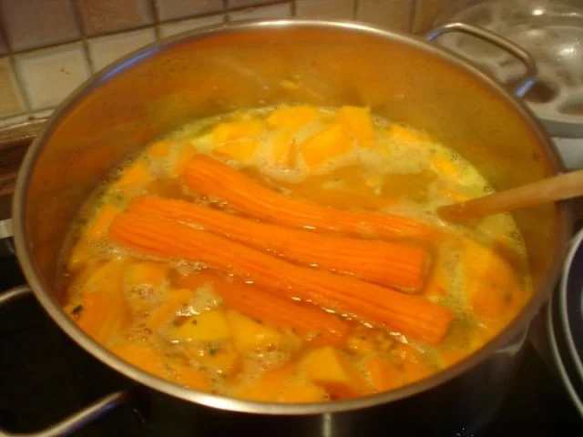 Kürbissuppe mit Kokosmilch und Möhrenblüten - Rezept - Bild Nr. 5