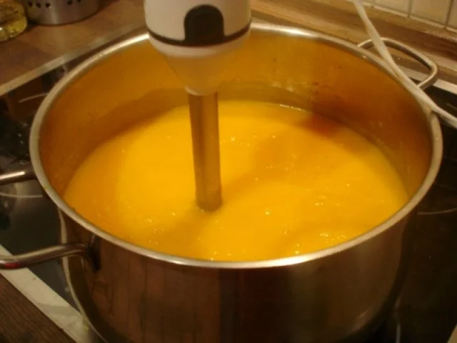 Kürbissuppe mit Kokosmilch und Möhrenblüten - Rezept - Bild Nr. 8