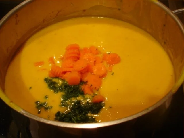 Kürbissuppe mit Kokosmilch und Möhrenblüten - Rezept - Bild Nr. 10