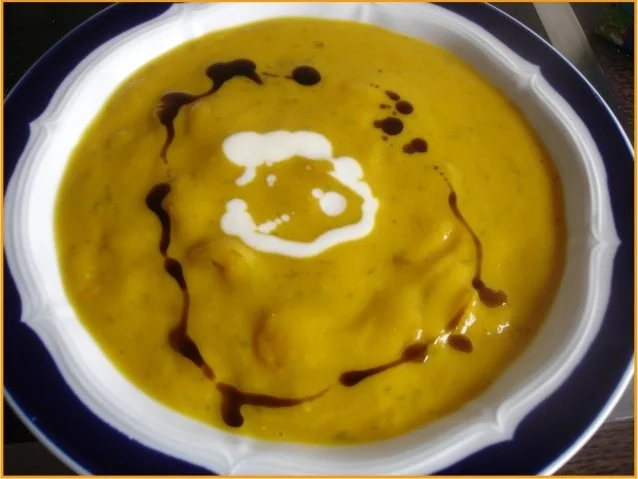 Kürbissuppe mit Kokosmilch und Möhrenblüten - Rezept