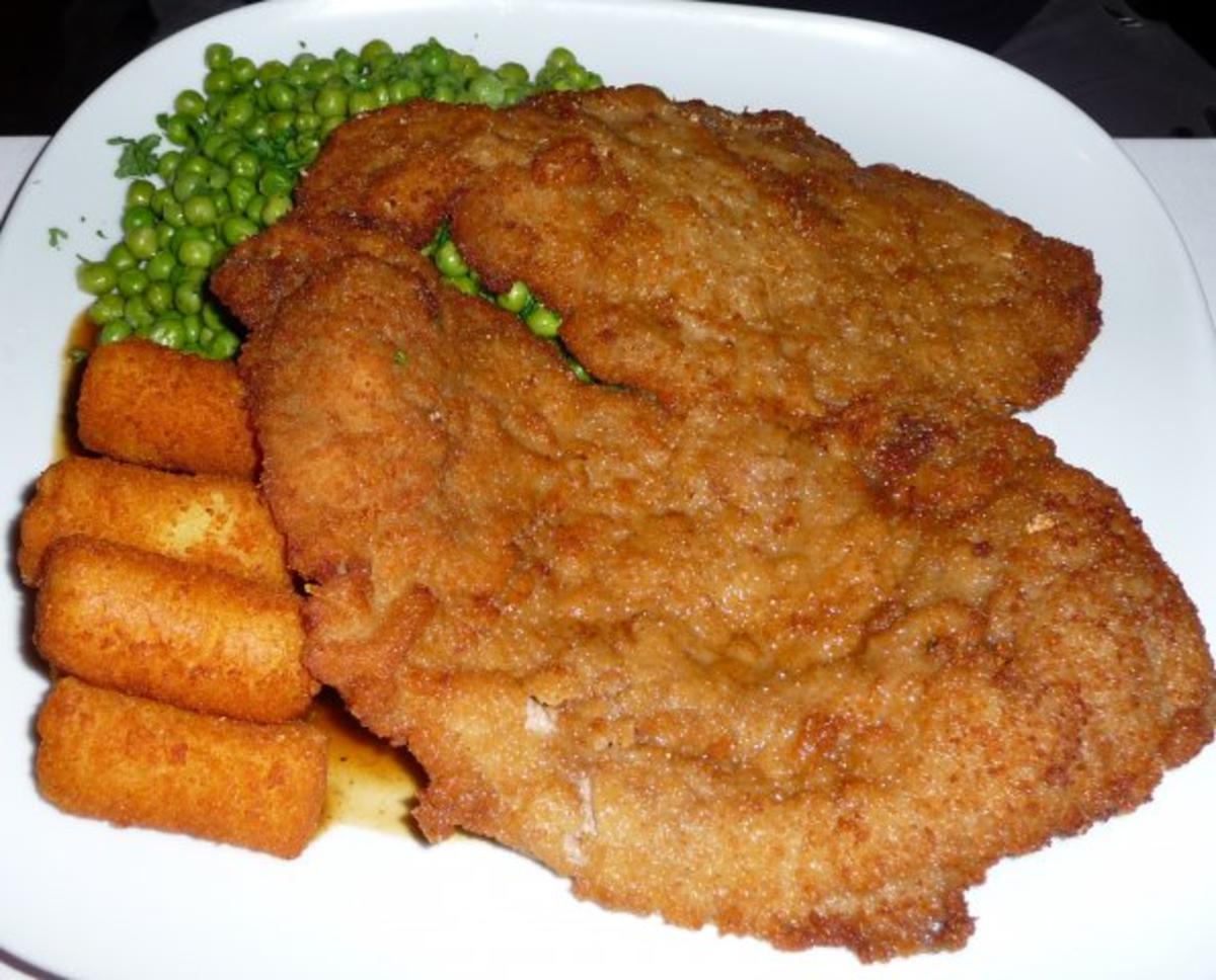 Schmetterlingsschnitzel mit Kroketten und Erbsen - Rezept - kochbar.de