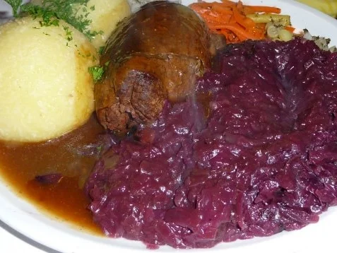 Roulade mit Klösse und Rotkraut - Rezept