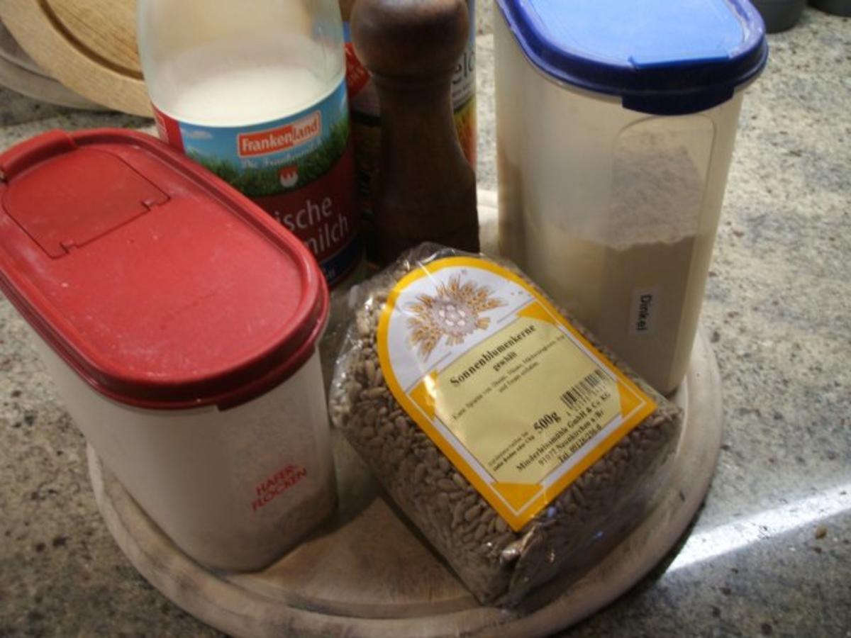 Brot/Brötchen: Milch-Knäcke mit Sonnenblumenkernen - Rezept