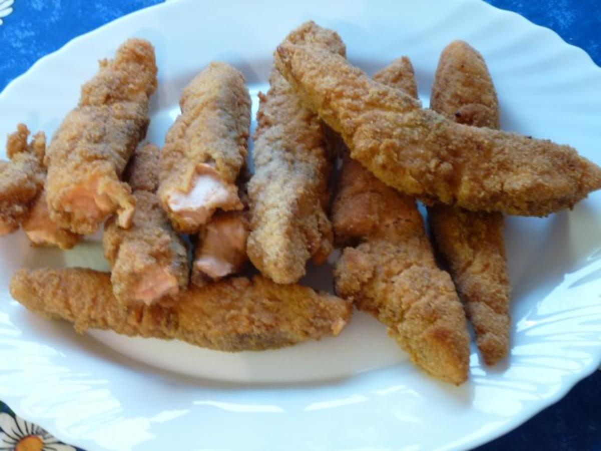 Rustikale selbstgemachte verschärfte Lachsstäbchen mit Kartoffelsalat ...