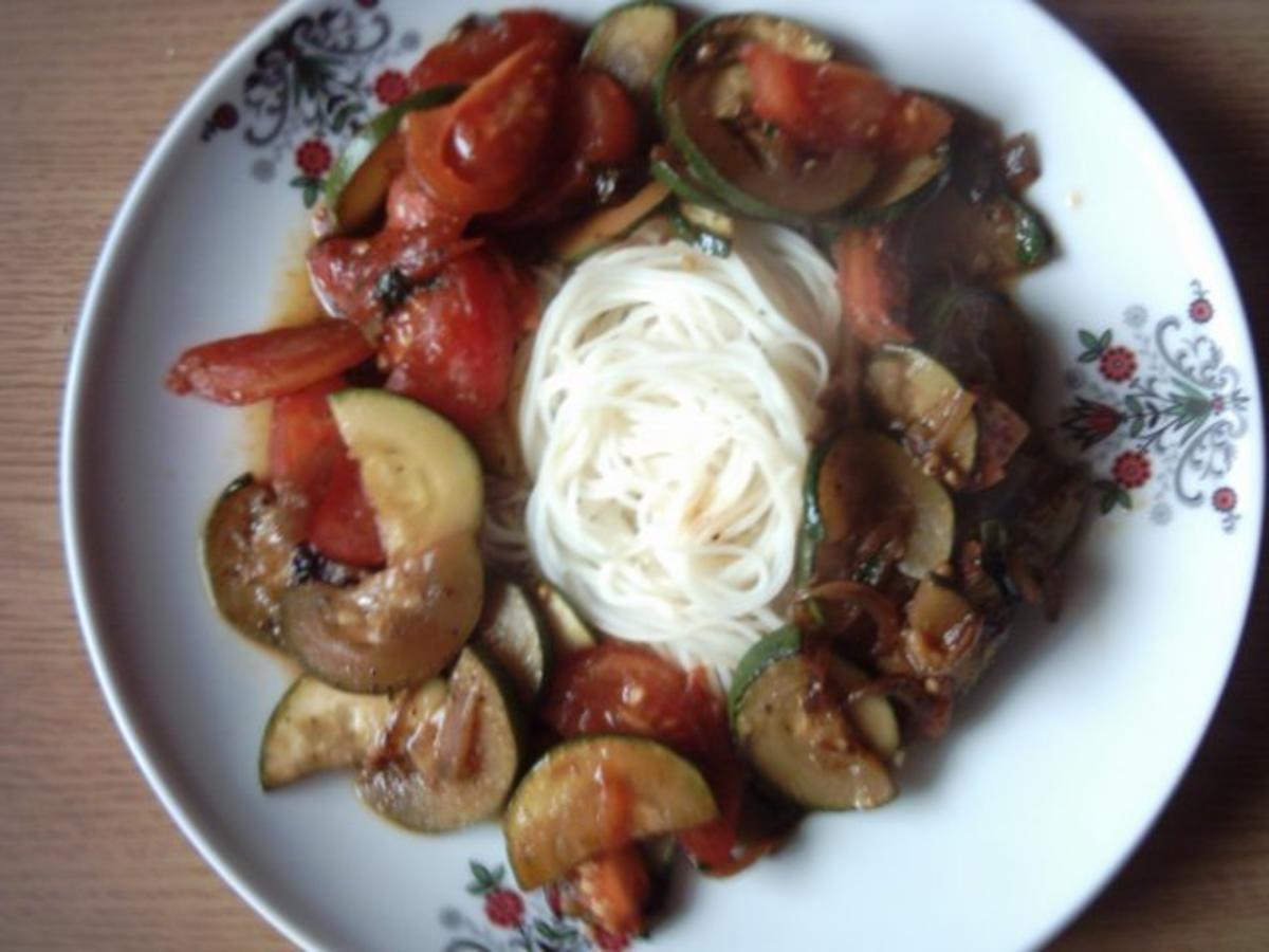 Zucchini - Tomaten - Zwiebel - Gemüse mit Reisnudeln - Rezept