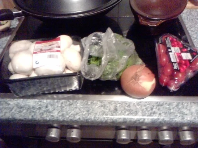 Rezept: SALAT MIT 5 KOSTBARKEITEN Tomaten-Rucoola-Zwiebel-Knofi-Champi-Salat Bild Nr. 2 SALAT MIT 5 KOSTBARKEITEN Tomaten-Rucoola-Zwiebel-Knofi-Champi-Salat - Rezept - Bild Nr. 2