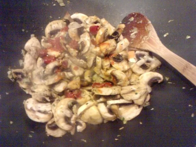 Rezept: SALAT MIT 5 KOSTBARKEITEN Tomaten-Rucoola-Zwiebel-Knofi-Champi-Salat Bild Nr. 6 SALAT MIT 5 KOSTBARKEITEN Tomaten-Rucoola-Zwiebel-Knofi-Champi-Salat - Rezept - Bild Nr. 6