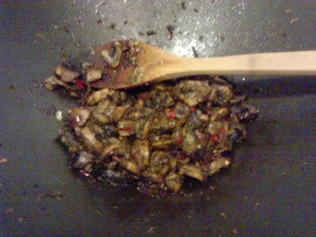 Rezept: SALAT MIT 5 KOSTBARKEITEN Tomaten-Rucoola-Zwiebel-Knofi-Champi-Salat Bild Nr. 7 SALAT MIT 5 KOSTBARKEITEN Tomaten-Rucoola-Zwiebel-Knofi-Champi-Salat - Rezept - Bild Nr. 7