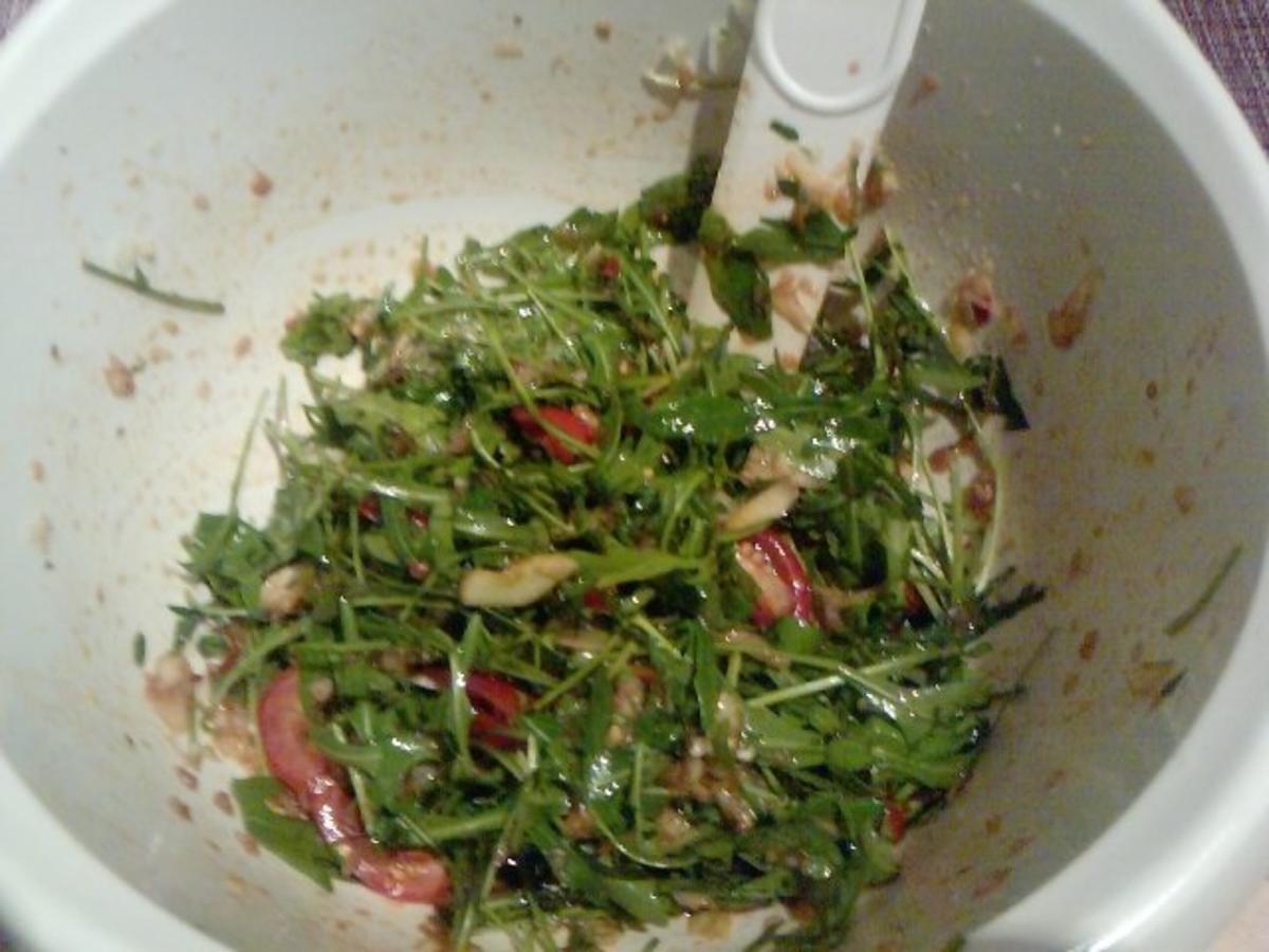 SALAT MIT 5 KOSTBARKEITEN  Tomaten-Rucoola-Zwiebel-Knofi-Champi-Salat - Rezept - Bild Nr. 8