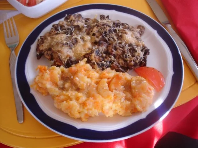 Seelachsfilet mit Waldpilzhaube und Möhren-Kartoffelstampf - Rezept