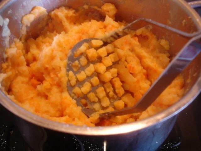 Seelachsfilet mit Waldpilzhaube und Möhren-Kartoffelstampf - Rezept - Bild Nr. 9