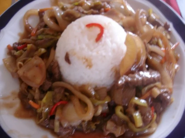 Rindfleisch mit Zwiebeln und Lauch - Rezept