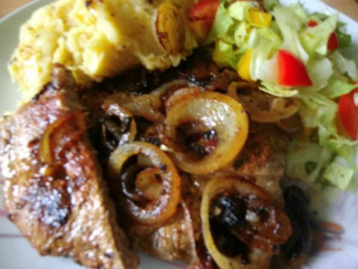 Steaks mit Zwiebelringen und herzhaften Kartoffelbrei - Rezept