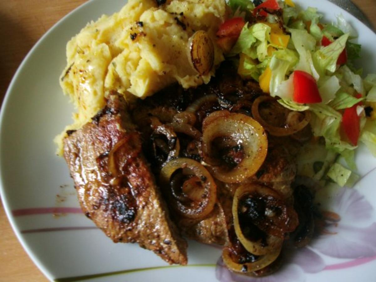 Steaks Mit Zwiebelringen Und Herzhaften Kartoffelbrei Rezept Kochbar De