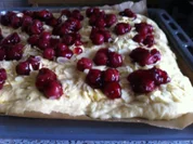 Butterkuchen mit Kirschklecksen - Rezept