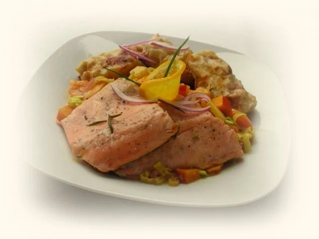 Gebratene Lachsforelle mit fruchtigem Gemüse und Kartoffel-Filoteig-Päckchen - Rezept