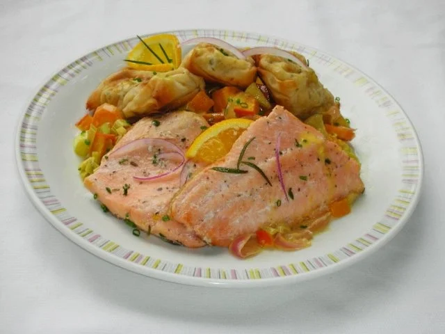 Gebratene Lachsforelle mit fruchtigem Gemüse und Kartoffel-Filoteig-Päckchen - Rezept - Bild Nr. 2