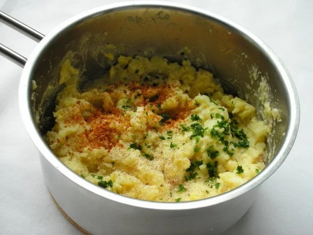 Gebratene Lachsforelle mit fruchtigem Gemüse und Kartoffel-Filoteig-Päckchen - Rezept - Bild Nr. 6