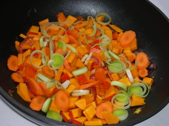 Gebratene Lachsforelle mit fruchtigem Gemüse und Kartoffel-Filoteig-Päckchen - Rezept - Bild Nr. 13