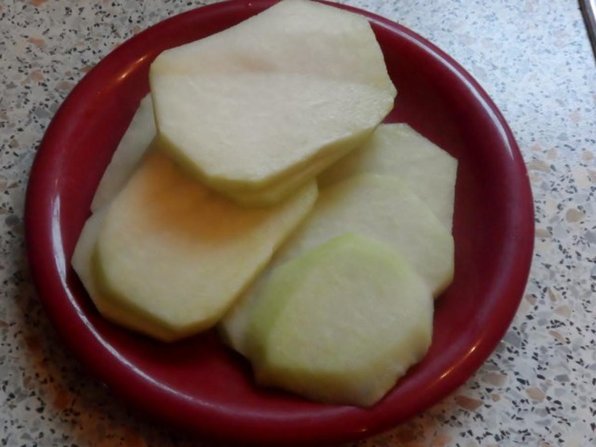 Knusprige Kohlrabischnitzel mit Apfel-Joghurt-Dip, Gurken-Birnen-Salat und Kartoffelpüree - Rezept - Bild Nr. 2