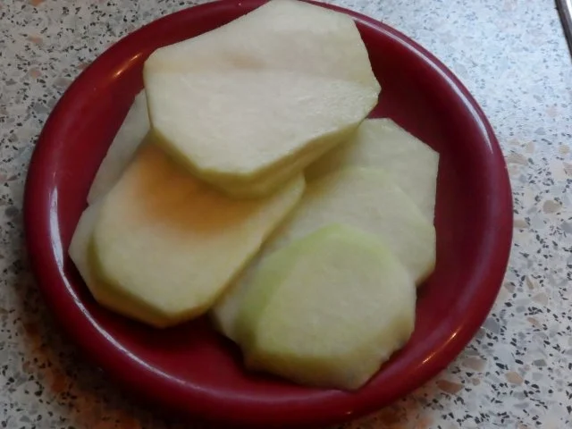 Knusprige Kohlrabischnitzel mit Apfel-Joghurt-Dip, Gurken-Birnen-Salat und Kartoffelpüree - Rezept - Bild Nr. 2