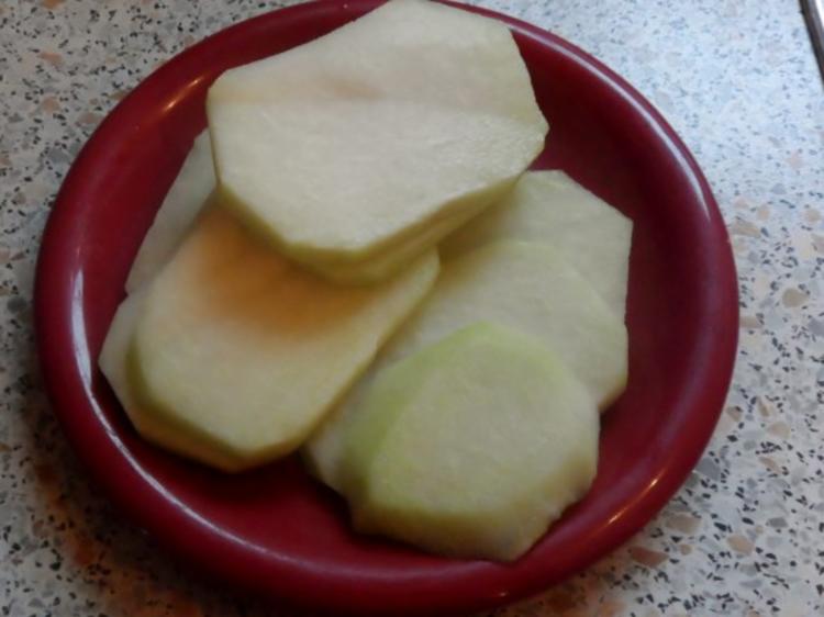 Knusprige Kohlrabischnitzel mit Apfel Joghurt Dip, Gurken Birnen Salat ...