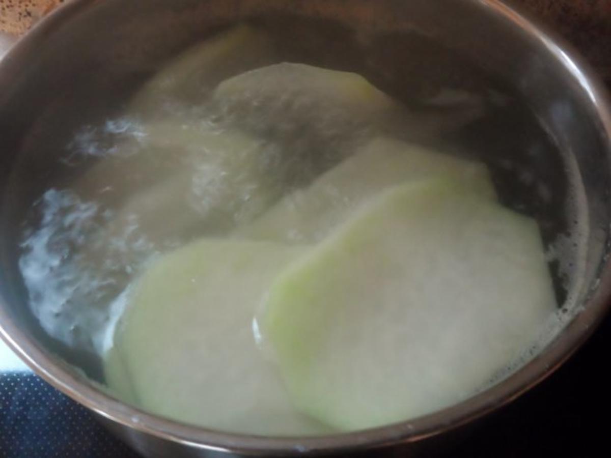 Knusprige Kohlrabischnitzel mit Apfel-Joghurt-Dip, Gurken-Birnen-Salat und Kartoffelpüree - Rezept - Bild Nr. 3