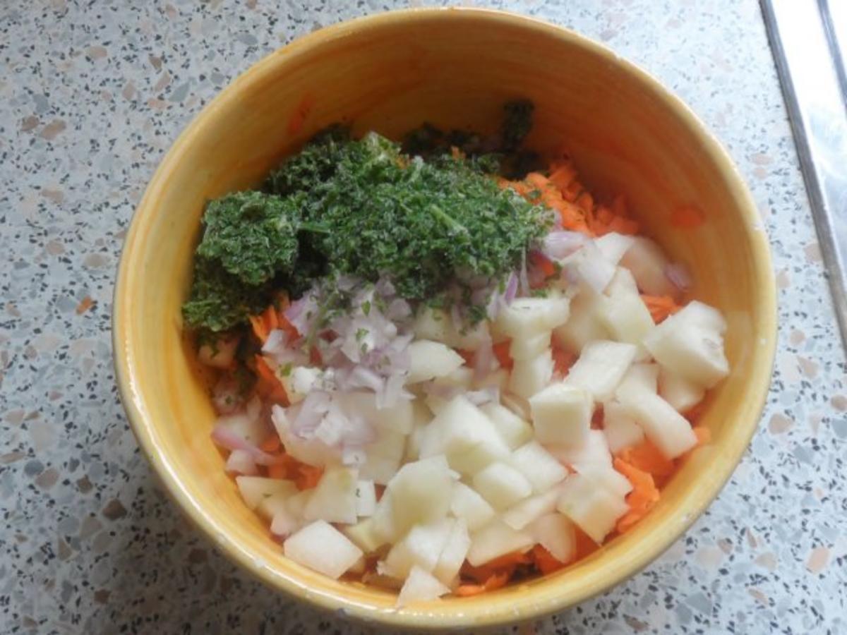 Knusprige Kohlrabischnitzel mit Apfel-Joghurt-Dip, Gurken-Birnen-Salat und Kartoffelpüree - Rezept - Bild Nr. 7