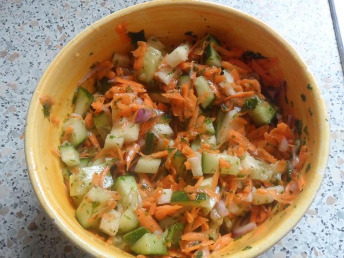 Knusprige Kohlrabischnitzel mit Apfel-Joghurt-Dip, Gurken-Birnen-Salat und Kartoffelpüree - Rezept - Bild Nr. 8