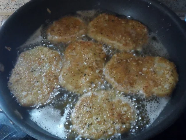 Knusprige Kohlrabischnitzel mit Apfel-Joghurt-Dip, Gurken-Birnen-Salat und Kartoffelpüree - Rezept - Bild Nr. 12