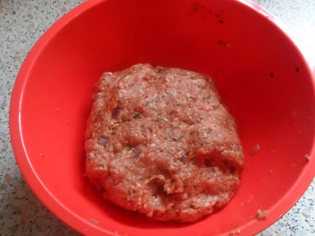 Mediterran gefüllte XL-Frikadellen mit Peperoni, Tomaten und Feta - Rezept - Bild Nr. 4