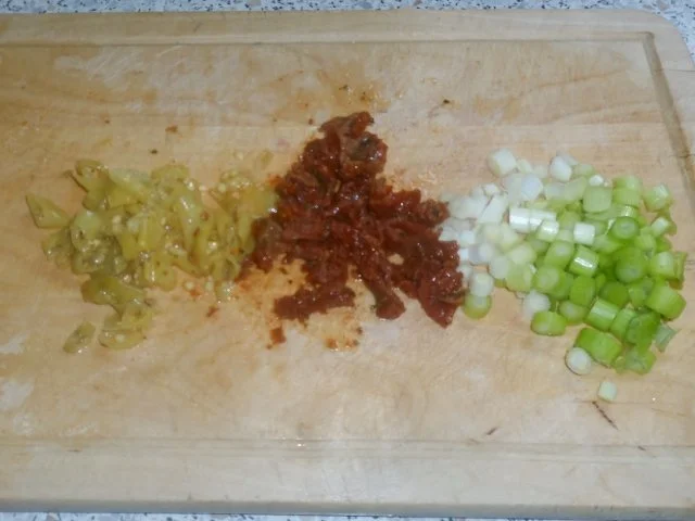 Mediterran gefüllte XL-Frikadellen mit Peperoni, Tomaten und Feta - Rezept - Bild Nr. 5