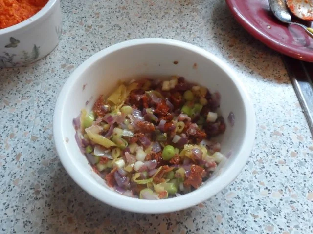 Mediterran gefüllte XL-Frikadellen mit Peperoni, Tomaten und Feta - Rezept - Bild Nr. 6