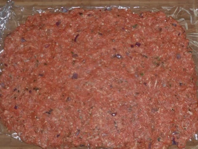 Mediterran gefüllte XL-Frikadellen mit Peperoni, Tomaten und Feta - Rezept - Bild Nr. 8