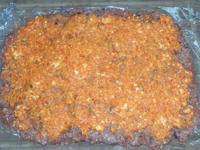 Mediterran gefüllte XL-Frikadellen mit Peperoni, Tomaten und Feta - Rezept - Bild Nr. 9