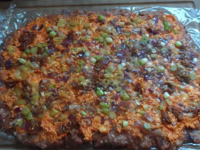 Mediterran gefüllte XL-Frikadellen mit Peperoni, Tomaten und Feta - Rezept - Bild Nr. 10